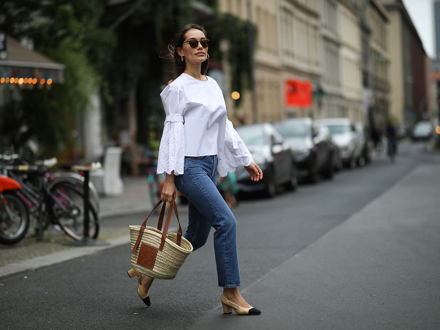 Frau trägt Levis jeans