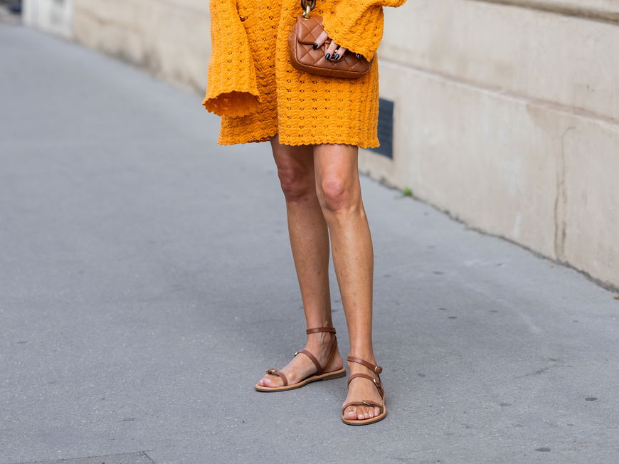 Frau in orangenem Midikleid