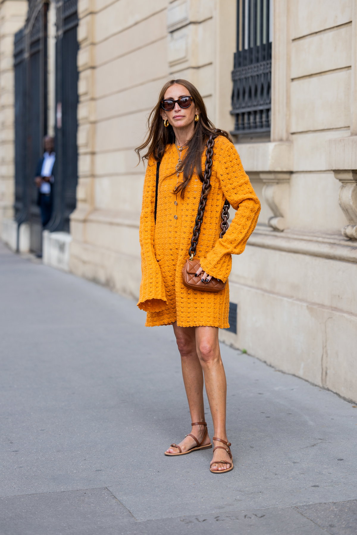 Frau in orangenem Midikleid