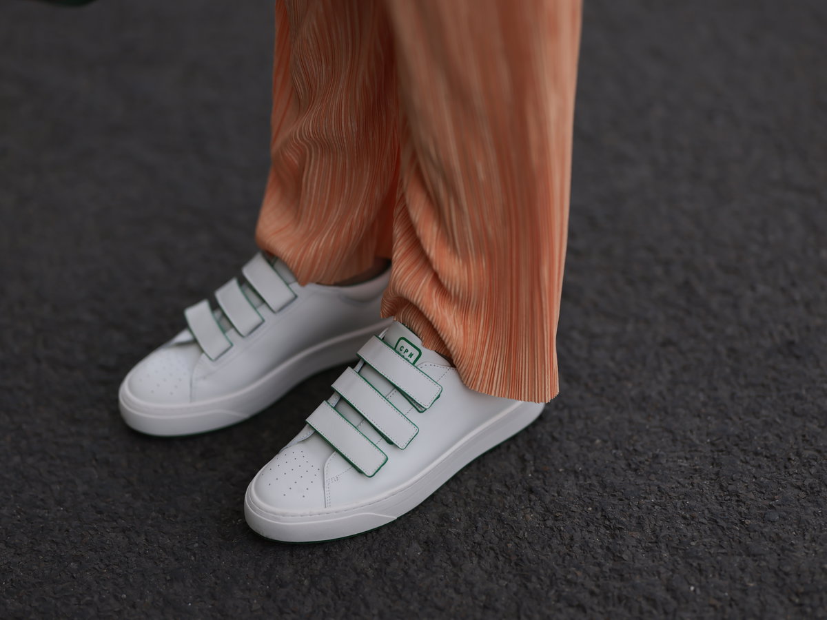 Weiße Turnschuhe