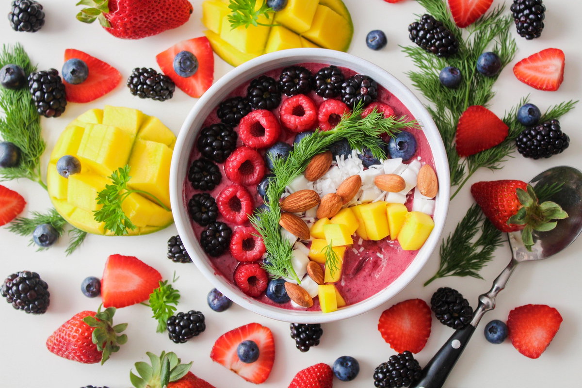 Sommer-Dessert mit Früchten