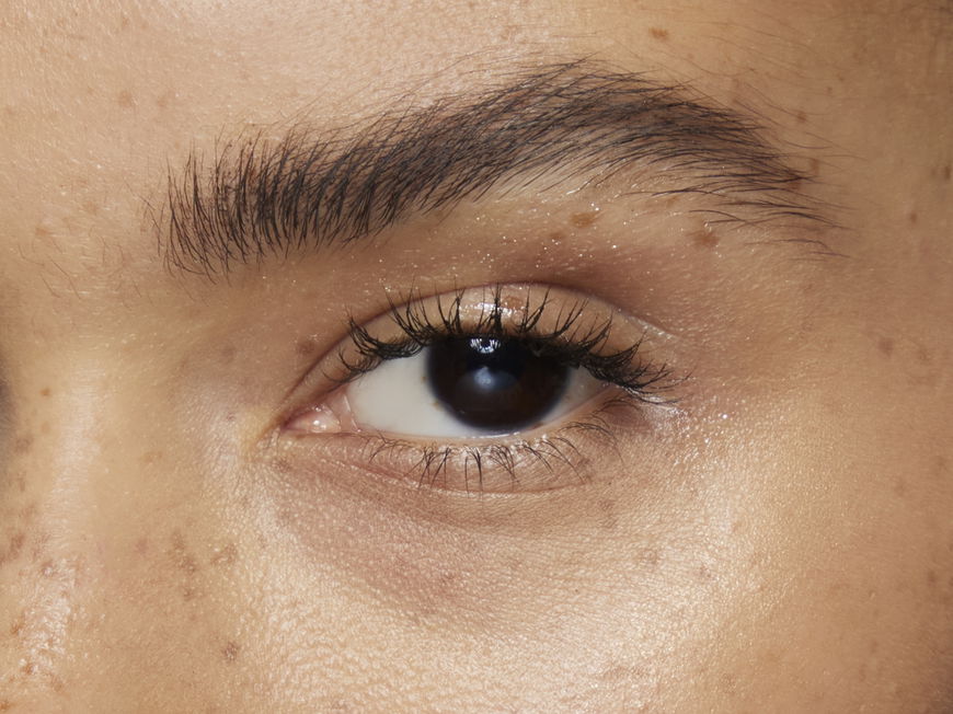Dank dieses Lash-Serums sehen unsere Wimpern nach 6 Wochen voller aus
