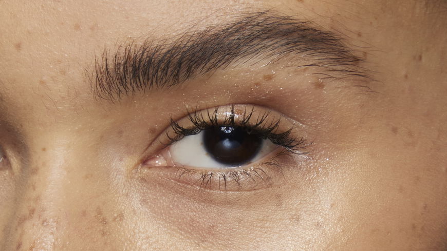 Dank dieses Lash-Serums sehen unsere Wimpern nach 6 Wochen voller aus