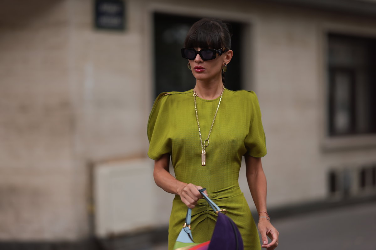 Eine Frau trägt ein grünes Kleid