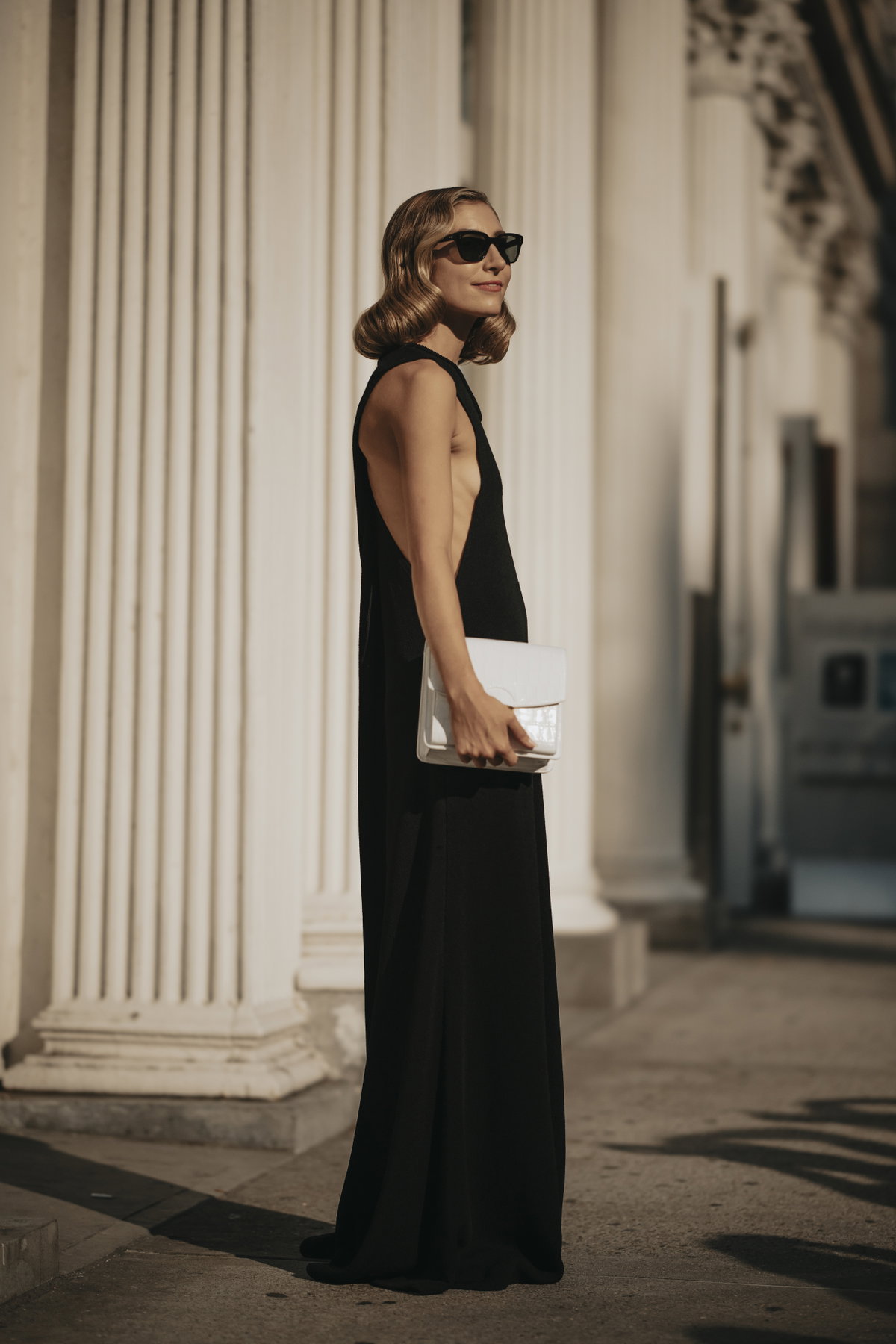 Eine Frau trägt ein langes schwarzes Kleid