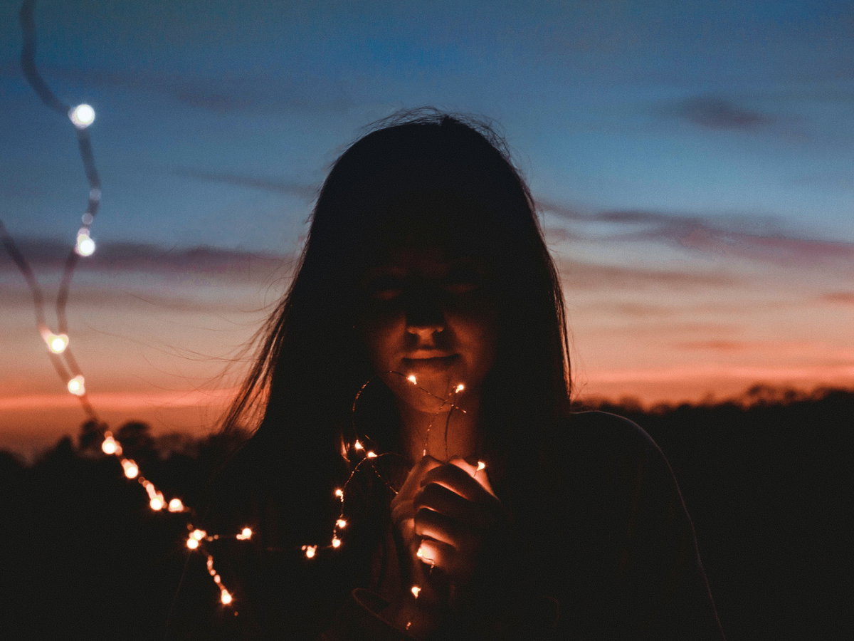 Frau mit Lichterkette