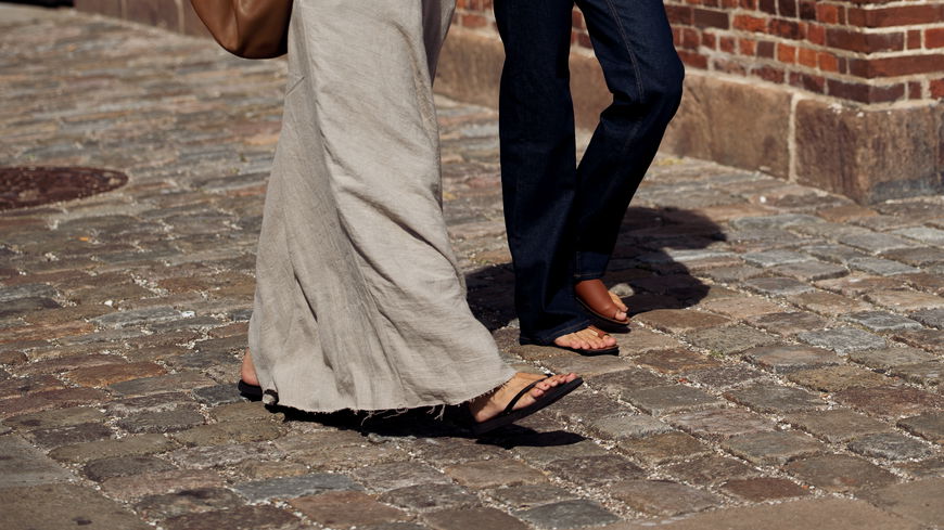 Als Moderedakteurin empfehle ich meinen Freundinnen diese 3 Sandalen zu Jeans