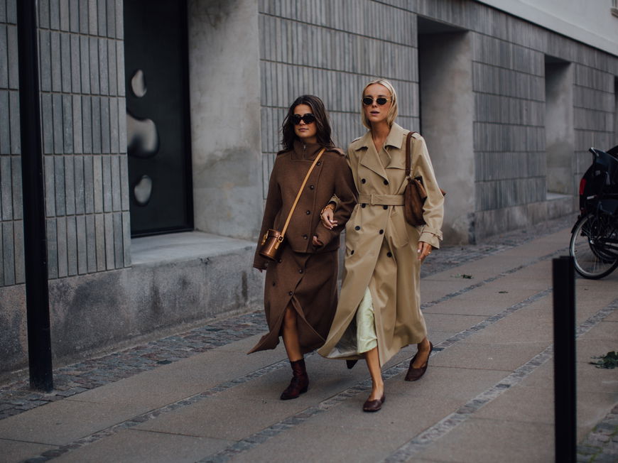 Zwei Frauen mit Mantel und Herbstschuhen