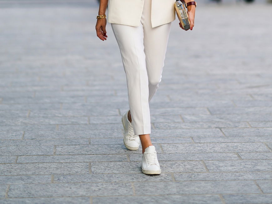 Olivia Palermo trägt weiße Sneaker