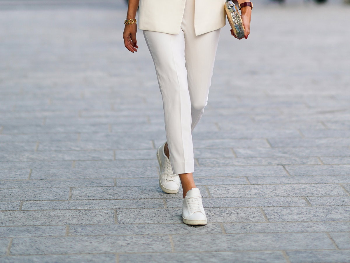 Olivia Palermo trägt weiße Sneaker