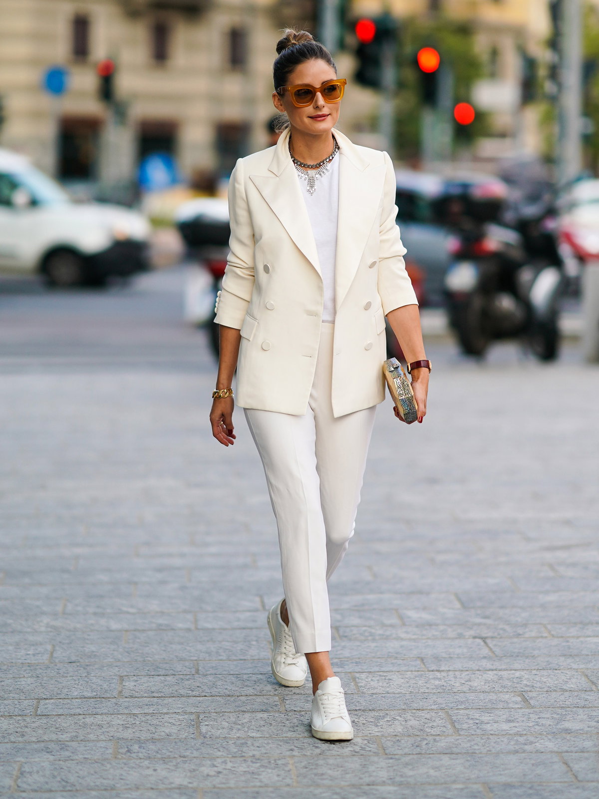 Olivia Palermo trägt weiße Sneaker
