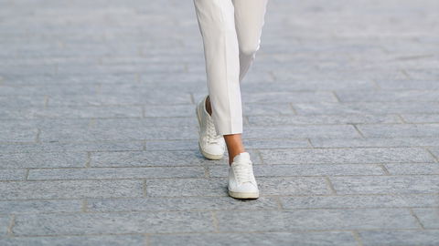 Statt Sandalen mit Absatz: Das ist der eleganteste Trend-Sneaker im Sommer, den du je hattest