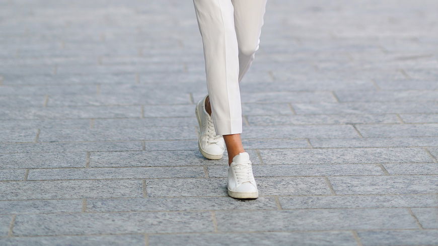 Statt Sandalen mit Absatz: Das ist der eleganteste Trend-Sneaker im Sommer, den du je hattest