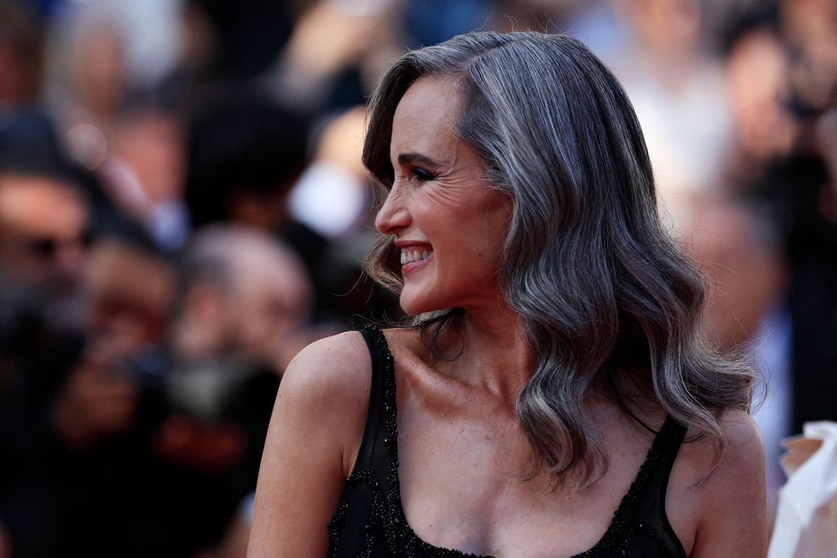 Andie McDowell mit grauem Haar