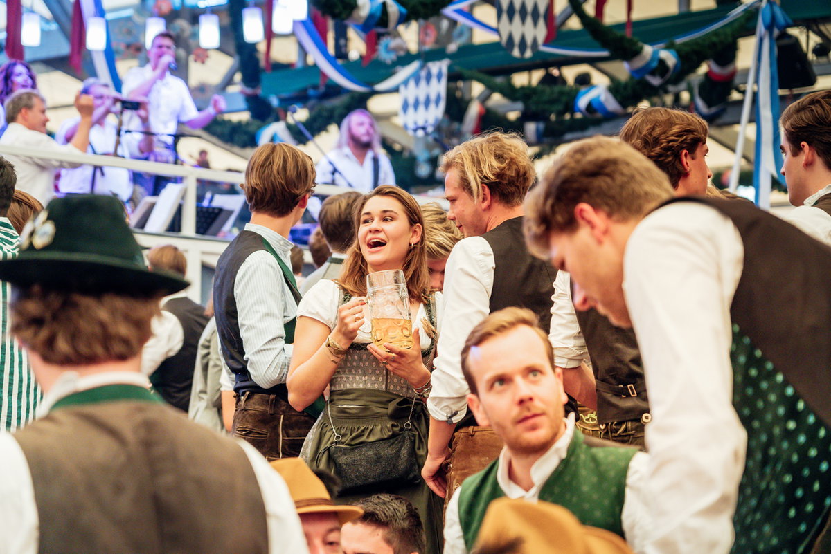 Feiervolk auf dem Oktoberfest