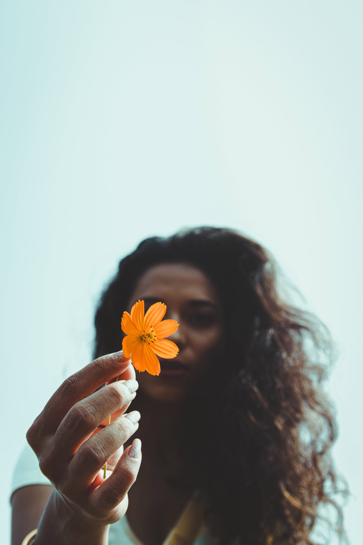 Frau mit Blume