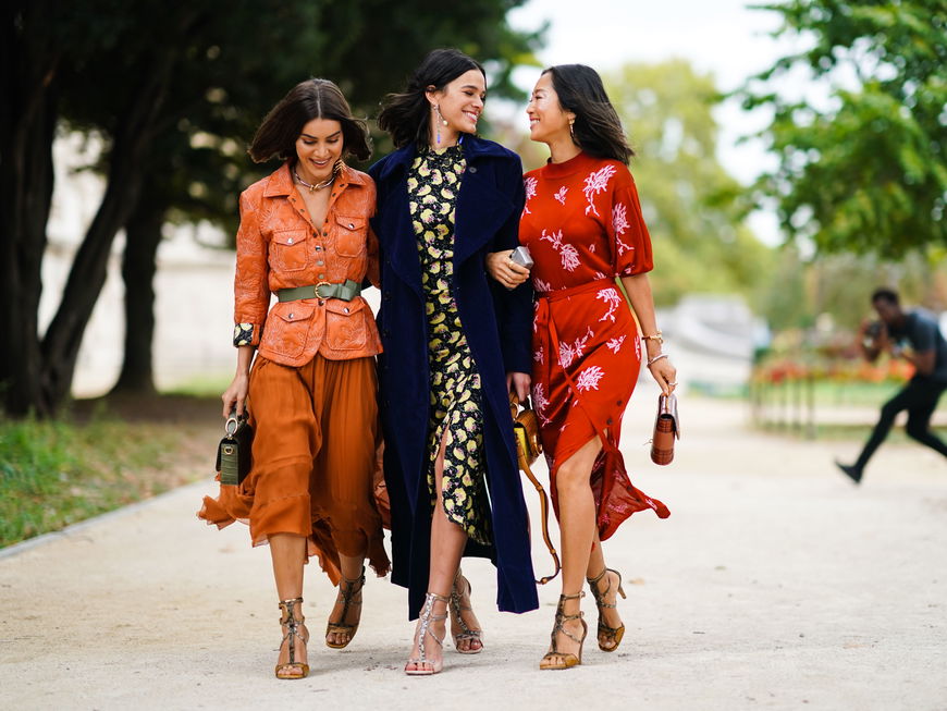 Drei Frauen in stylischen Kleidern