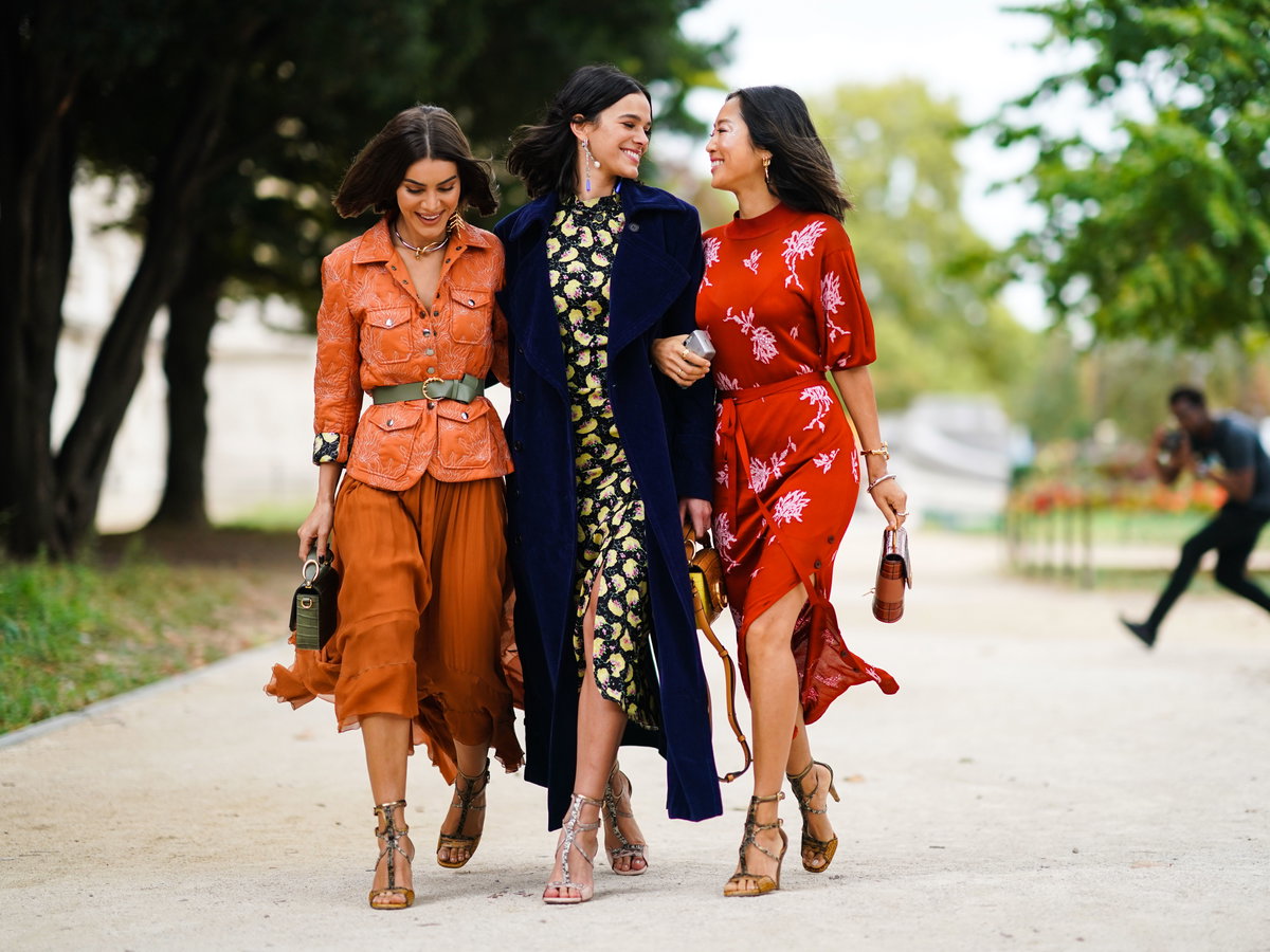 Drei Frauen in stylischen Kleidern