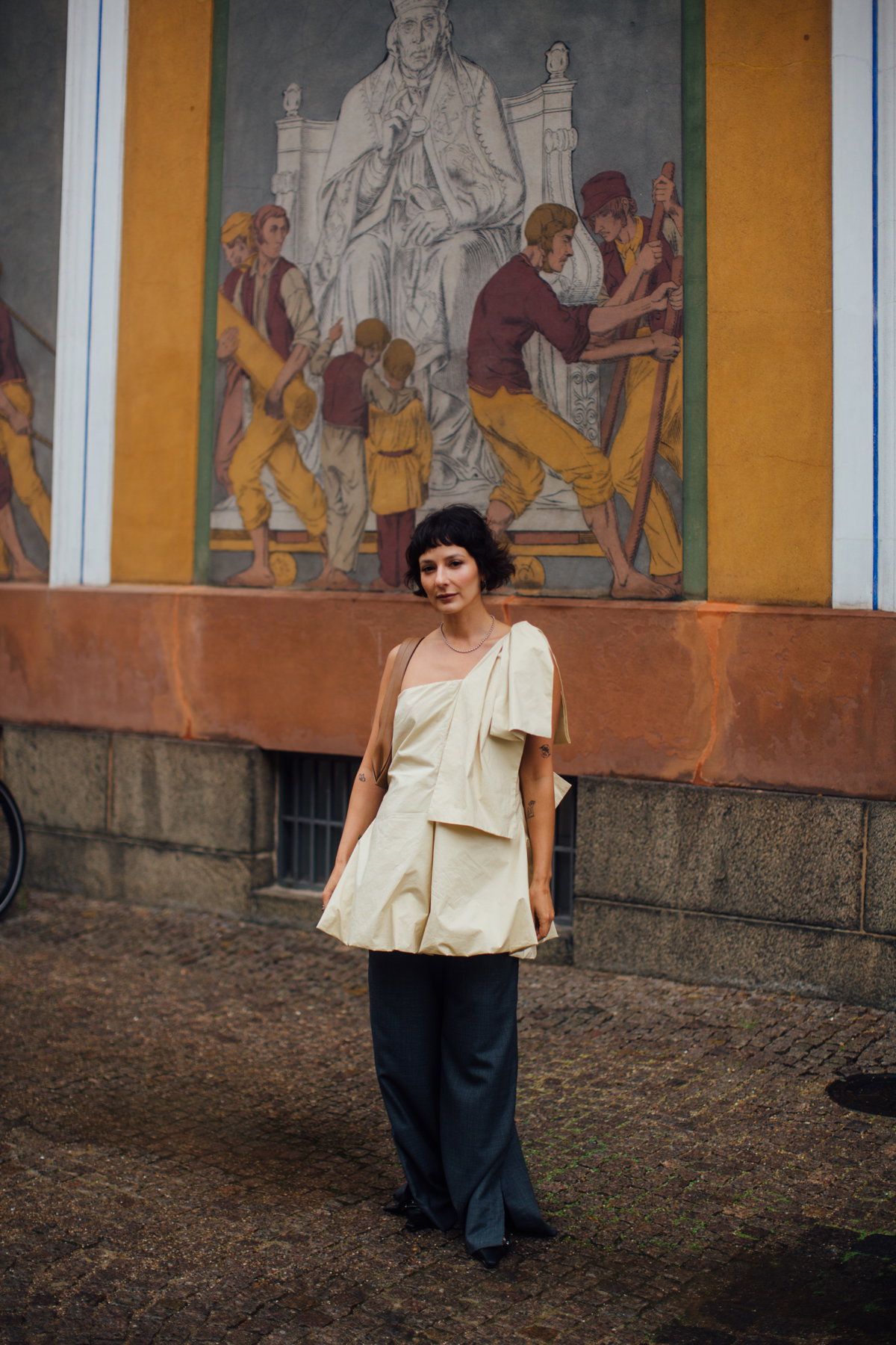 Frau auf Copenhagen Fashion Week mit kurzen Haaren