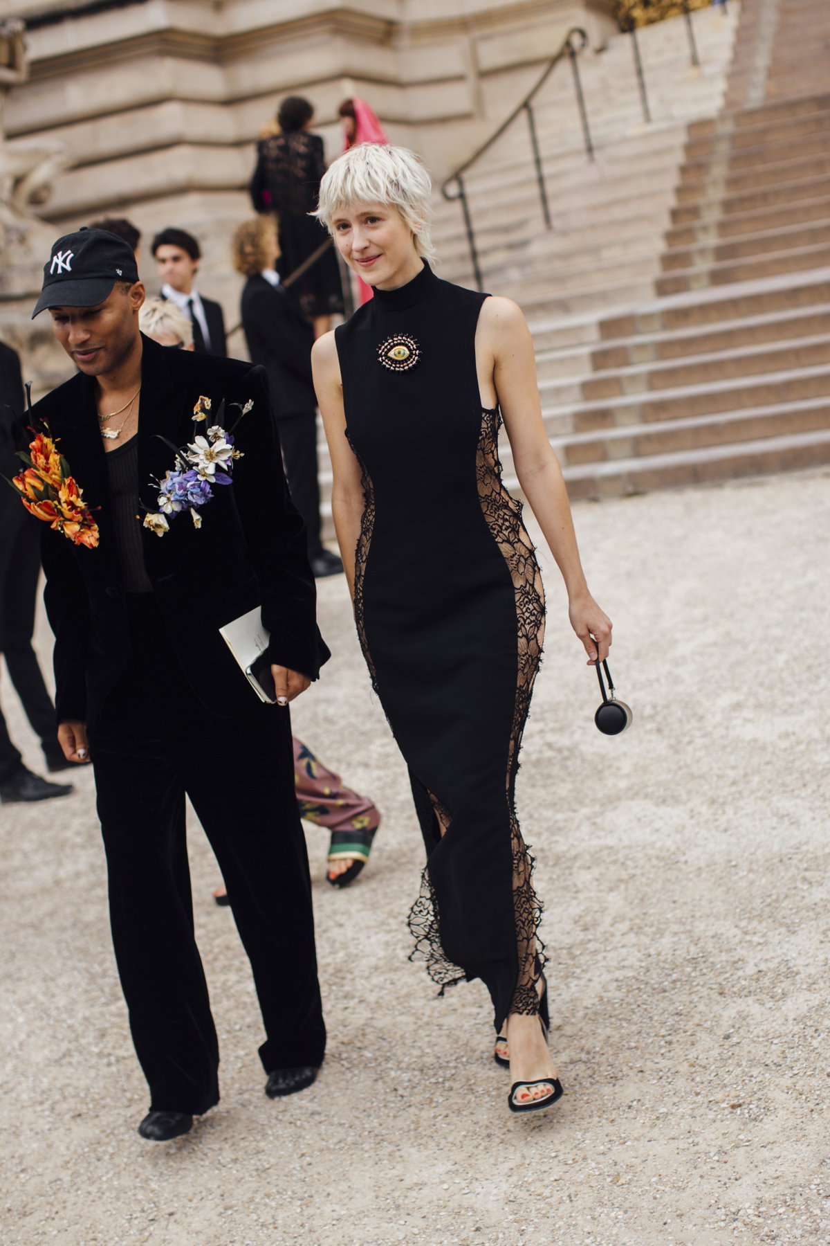 Frau auf Paris Fashion Week mit blonden kurzen Haaren