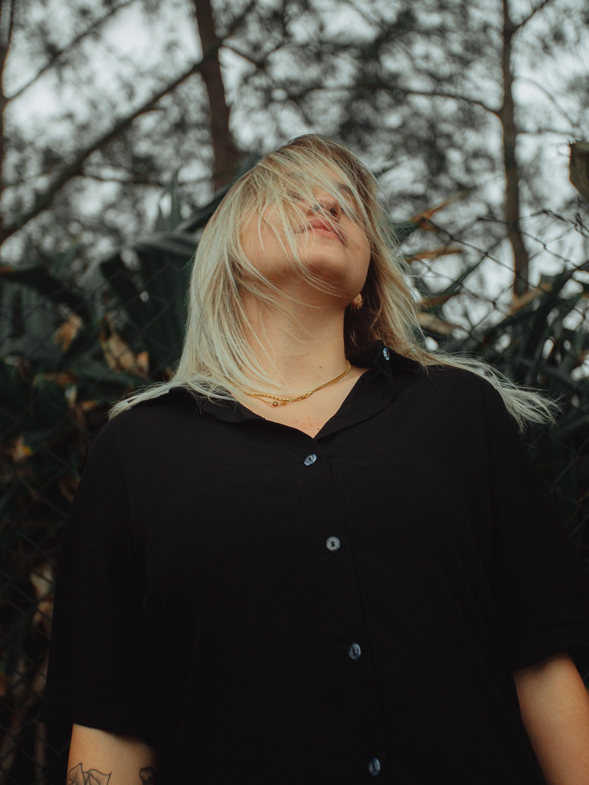 Blonde Frau mit Haaren vor dem Gesicht