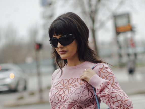 Frau mit Hush Cut
