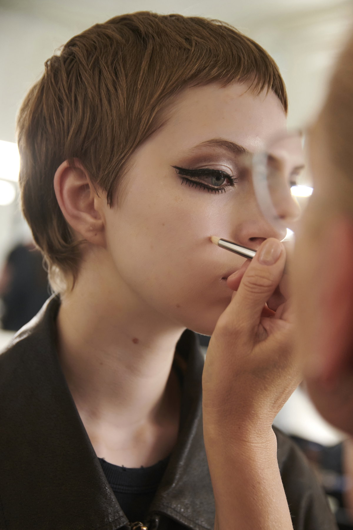 Frau trägt Pixie Cut auf Valli Fashion Show