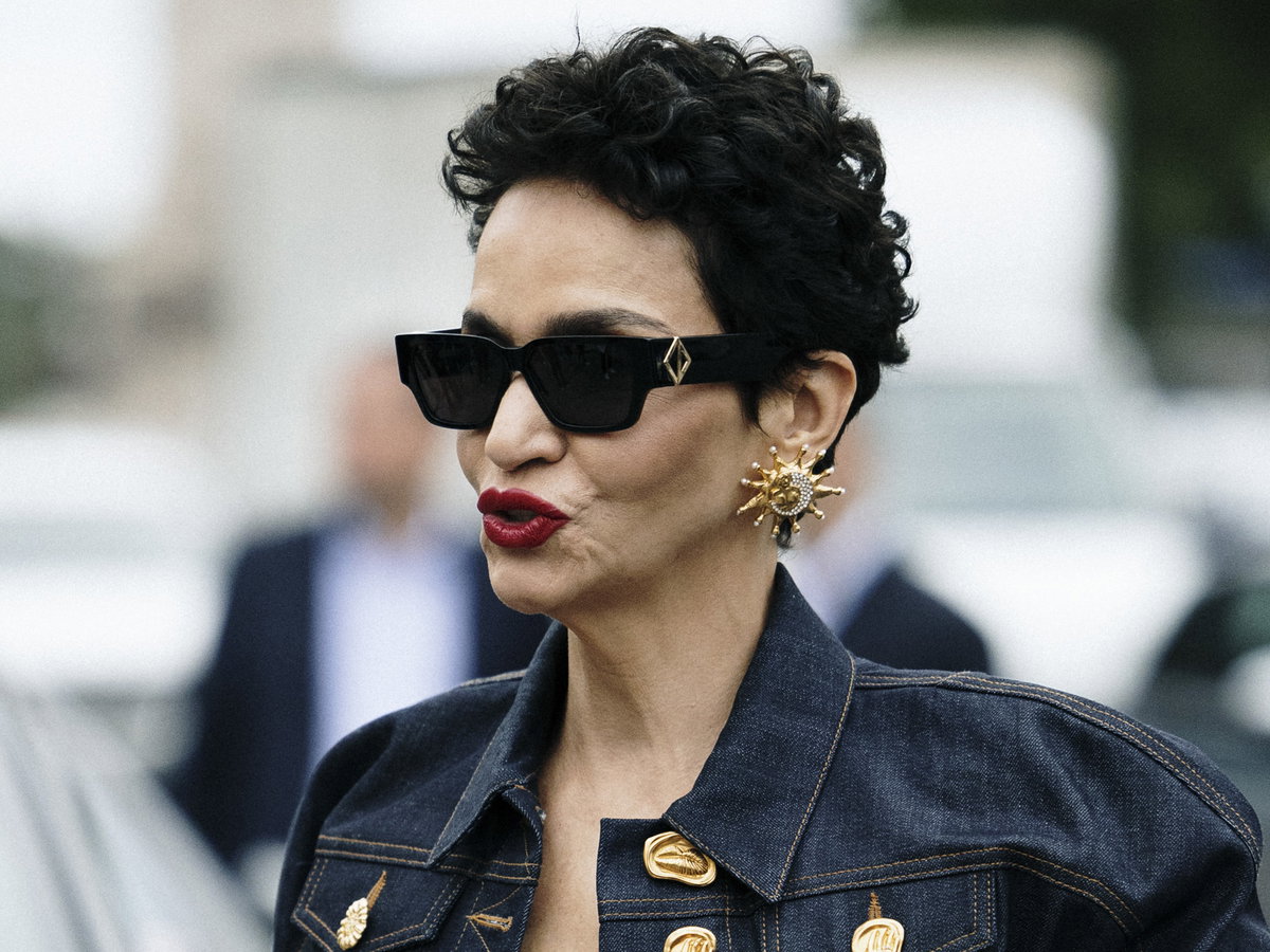 Frau trägt Pixie Cut mit Locken Streetstyle