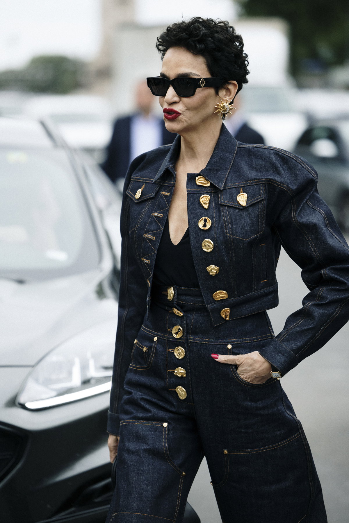 Frau trägt Pixie Cut mit Locken Streetstyle