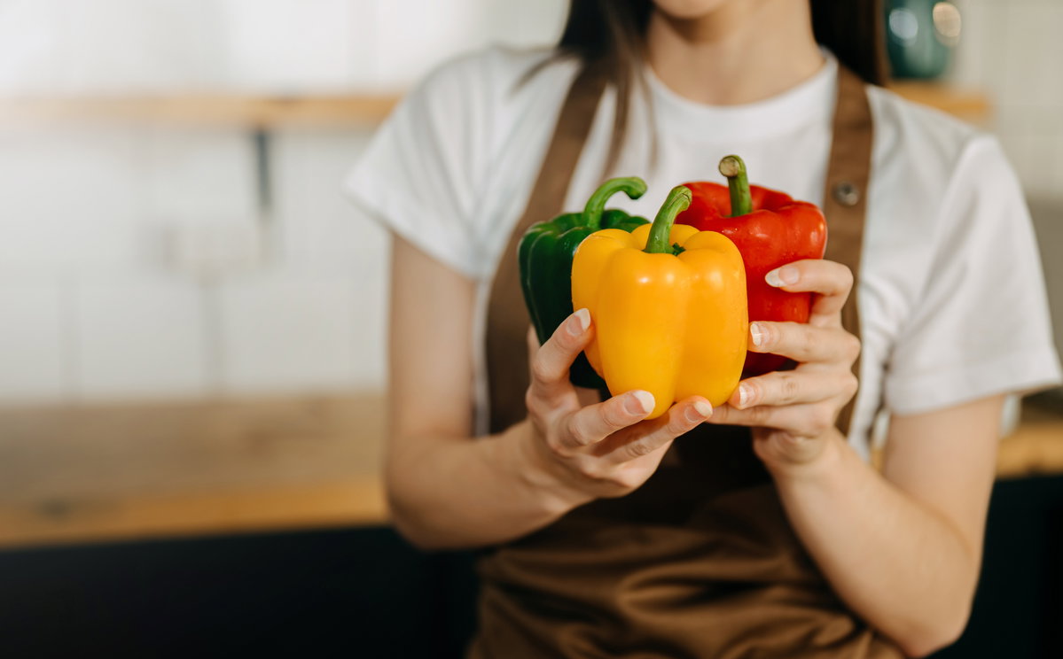 Frau hält Paprika in den Händen