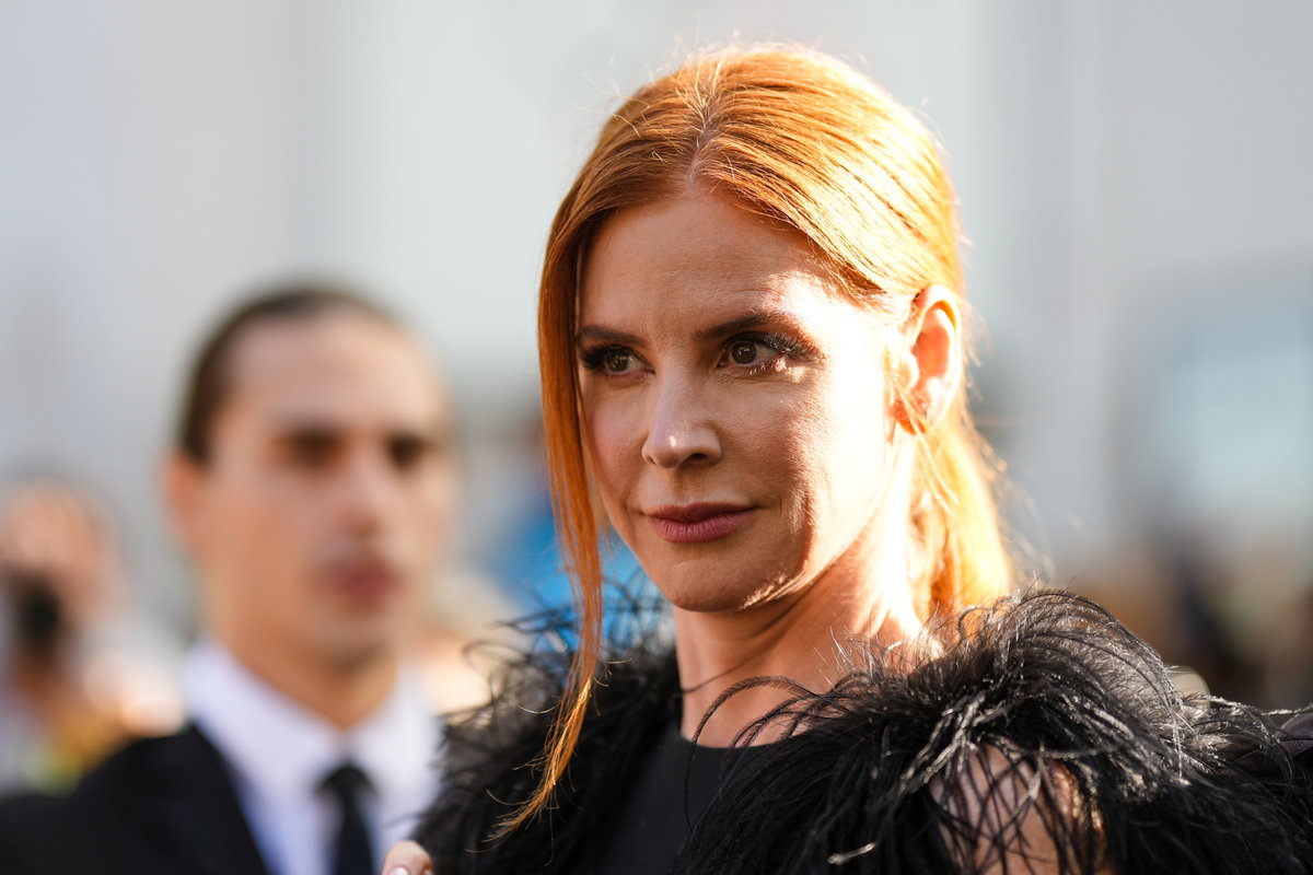 Sarah Rafferty in schwarzem Kleid