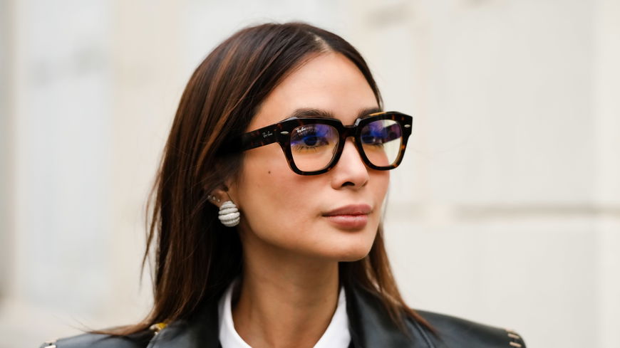 4 angesagte Frisuren, die perfekt zum Look mit Brille passen