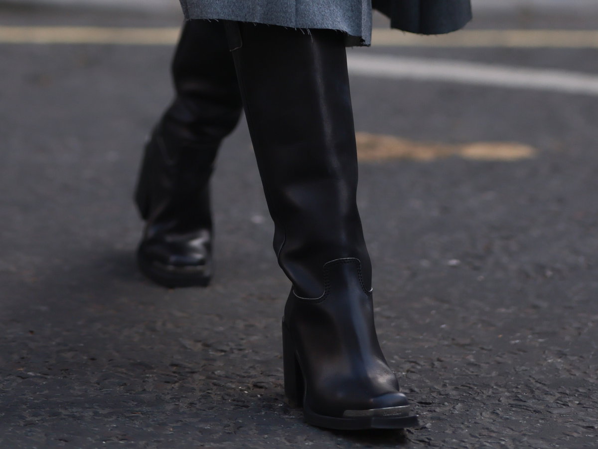 Frau über 50 trägt Stiefel im Herbst