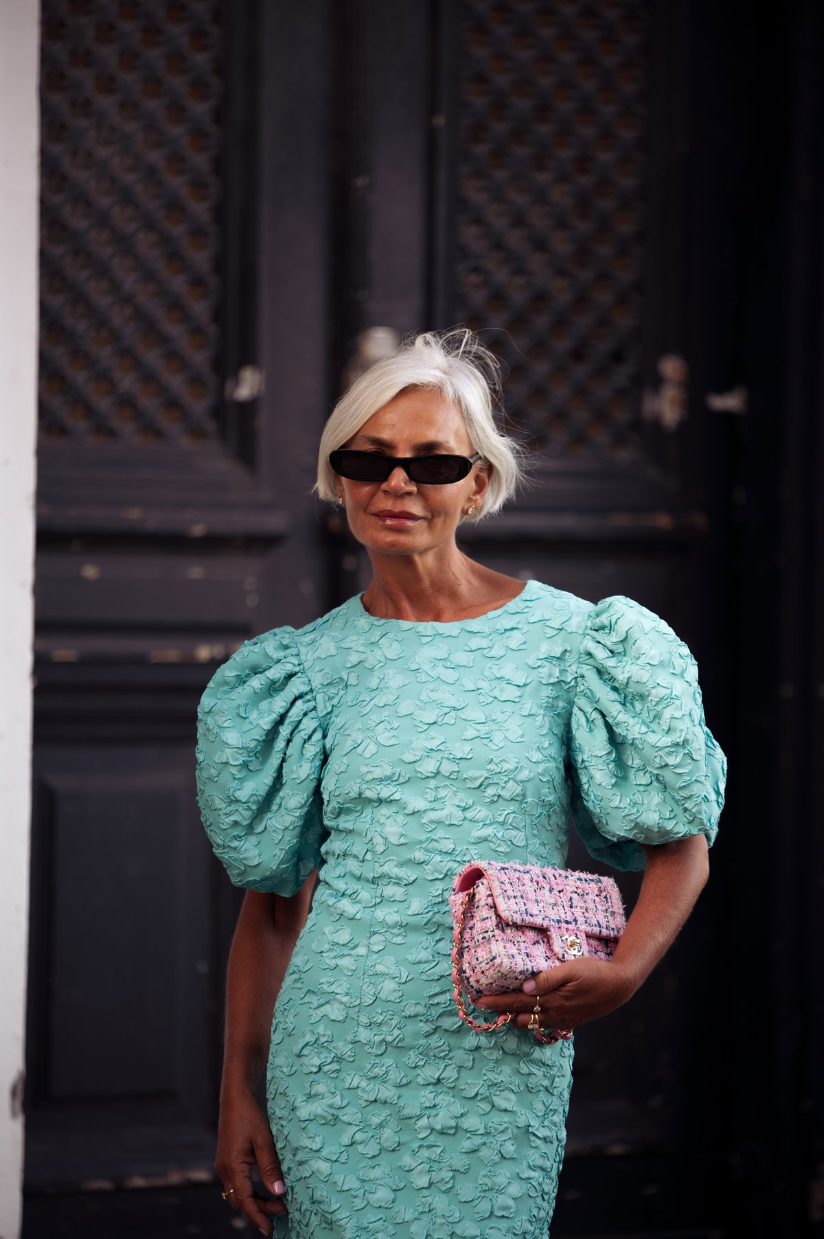 Grece Ghanem Copenhagen Fashion Week im mintgrünen Kleid mit auffälligen Ärmeln
