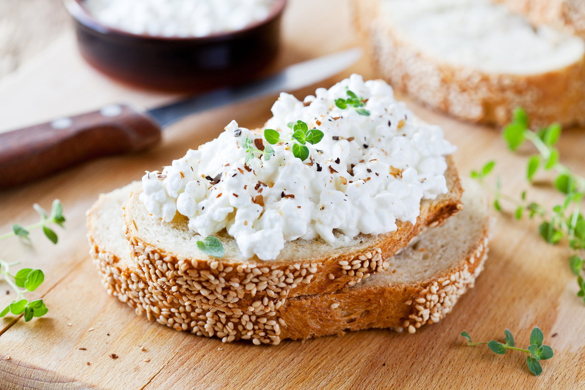 Hüttenkäse auf Brot