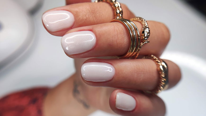 Nagel-Trend 2024: Wir setzen jetzt auf die Russian Manicure