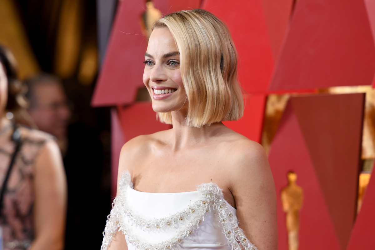 Auch Schauspielerin Margot Robbie beweist, wie schmeichelhaft ein zeitloser Long Bob ist.