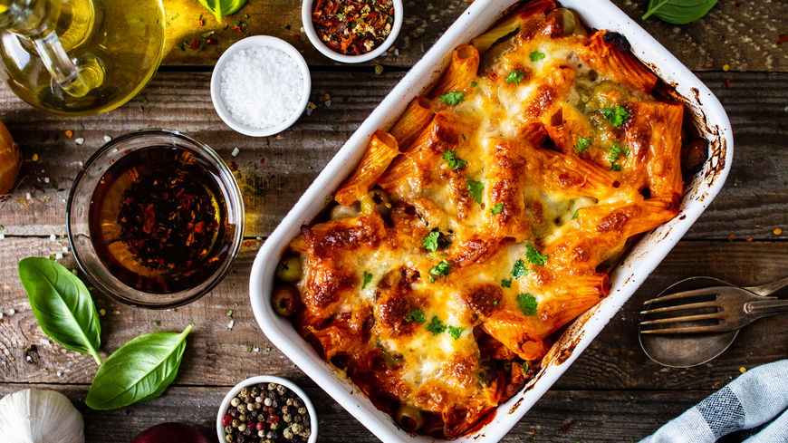 Dieser Nudelauflauf mit Zucchini und Paprika ist perfekt für ein Essen mit Freunden
