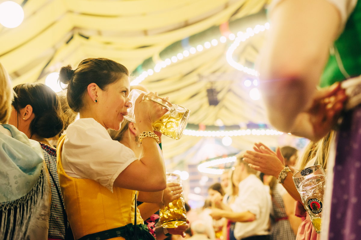 Frau trinkt Maß Bier