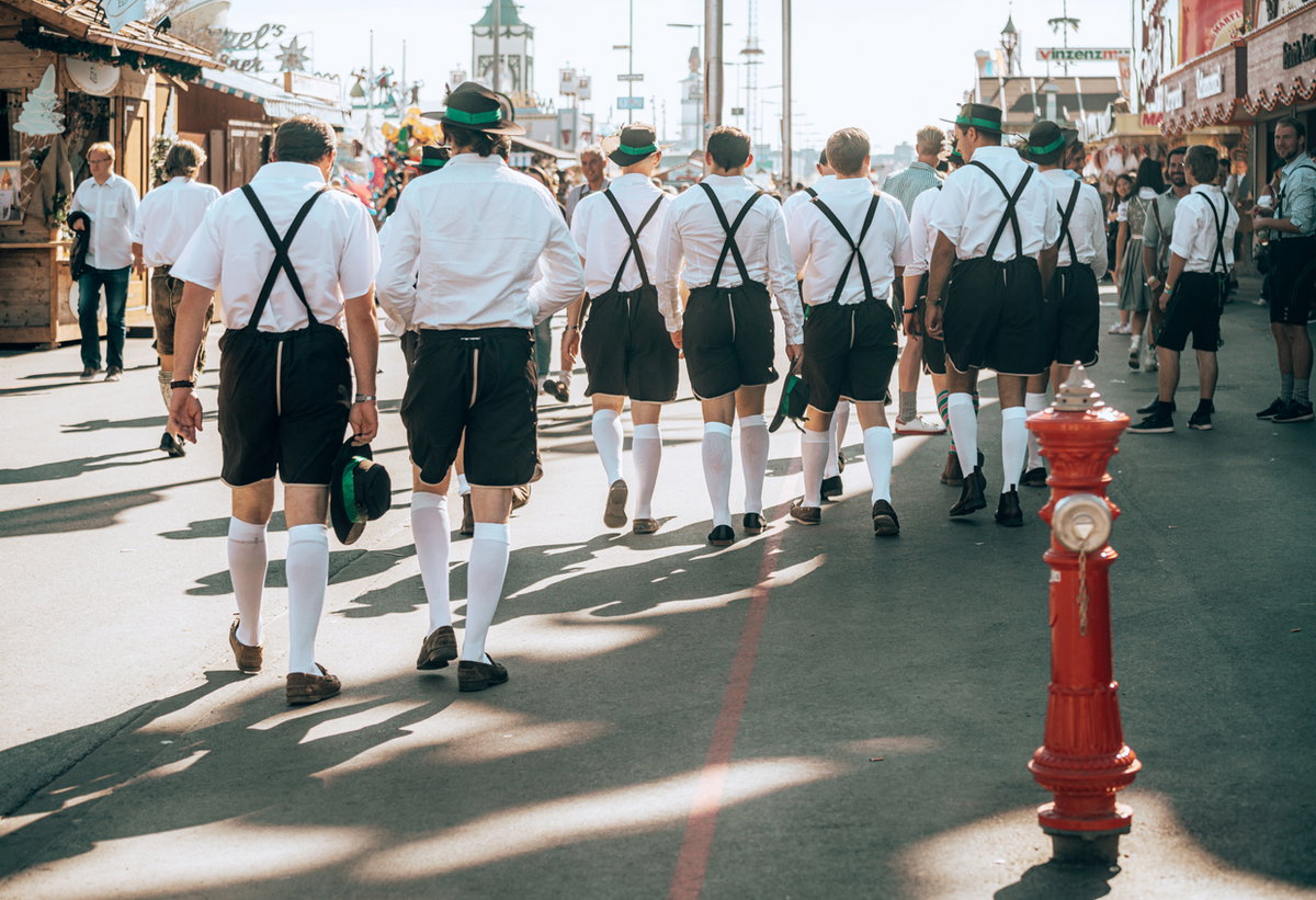 Männer in Trachten auf Oktoberfest