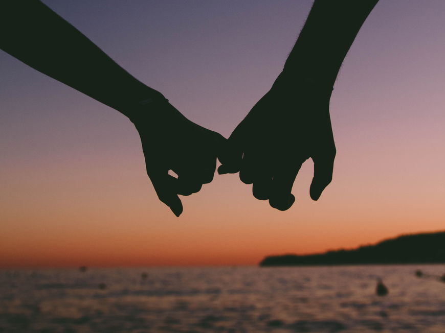 Hand in Hand im Sonnenuntergang: Manche Paare machen sich gegenseitig besonders glücklich.