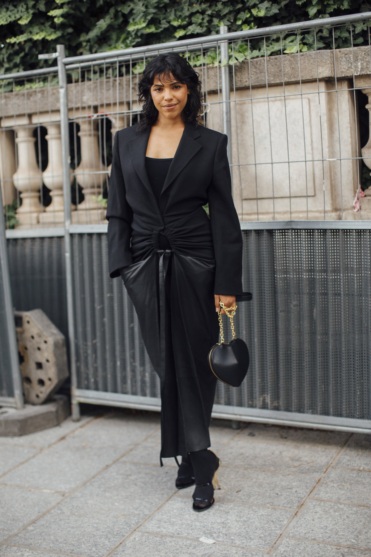 Paris Streetstyle Frau trägt angesagten Look und Locken im Haar plus pony