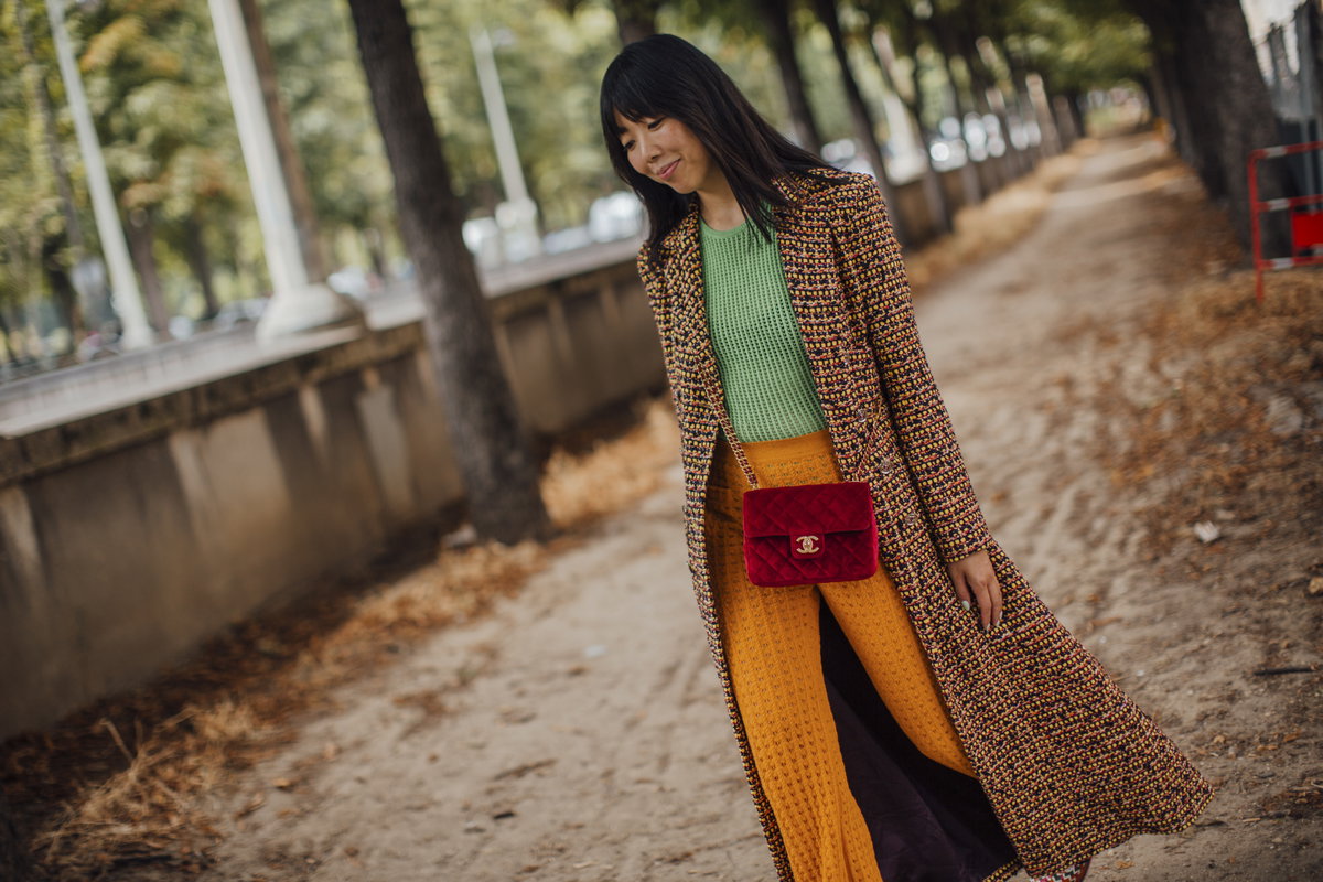 Paris Streetstyle Frau trägt Pony und stylischen Look