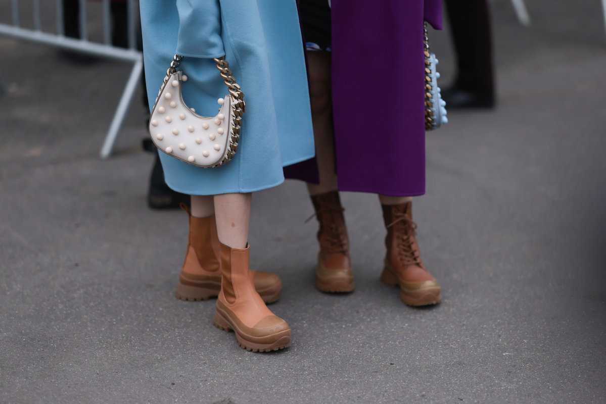 Zwei Frauen tragen flache Stiefeletten