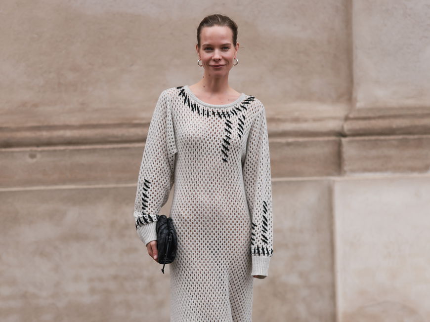 Frau in Strickkleid