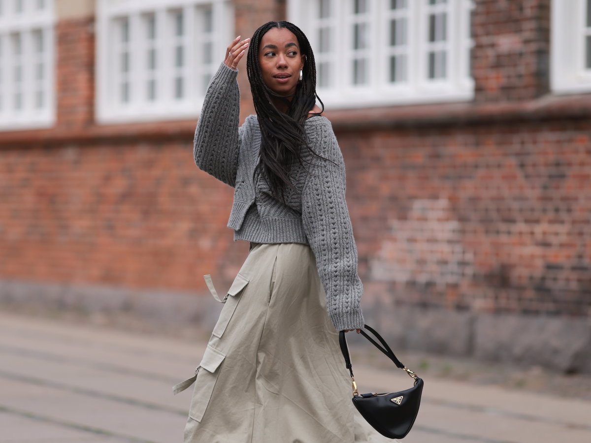Frau in grauem Pullover