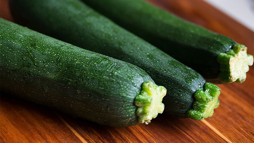 Zucchini-Chips mit Knoblauch und Parmesan sind der leckerste Snack für einen Abend auf der Couch