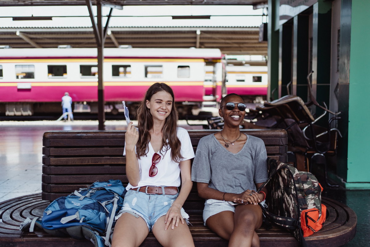 Frauen am Bahnhof