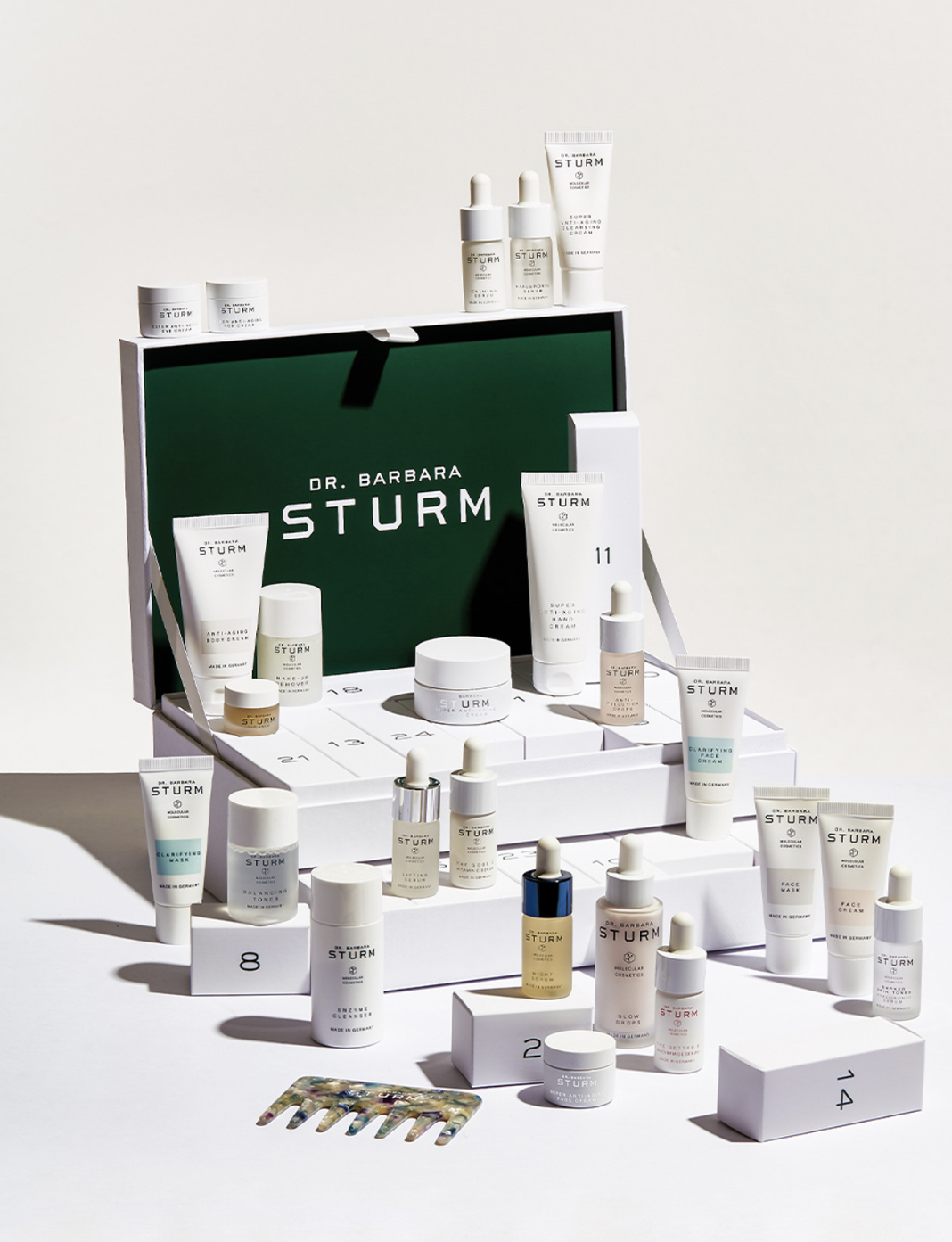 Premium Adventskalender von Dr. Barbara Sturm: Du willst deine Haut so richtig verwöhnen, bevor der Trubel losgeht? Dann ist dieser Kalender genau der Richtige für dich! Der Adventskalender von Dr. Barbara Sturm ist ein perfektes Geschenk an die beste Freundin oder an dich selbst, da er eine Auswahl der beliebtesten Produkte und neuesten Innovationen enthält. Der diesjährige Adventskalender hat einen Wert von 1.035 €. Enthalten sind unter anderem eine Super Anti-Aging Cleansing Cream, ein Lip Balm oder auch ein Lifting Serum. ( Hier shoppen für 495 Euro )