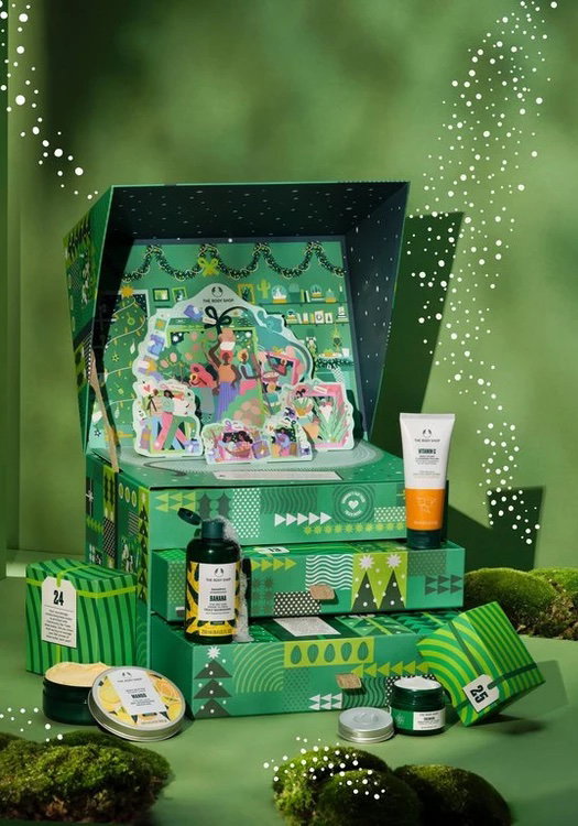 Ultimate Advent of Change Adventskalender von The Body Shop: Mache diese Weihnachtszeit zu etwas ganz Besonderem und öffne jeden Tag ein Türchen mit 25 (!) sorgfältig ausgewählten Überraschungen in Mini- und Originalgröße. Der Adventskalender ist randvoll mit ausgewählten Geschenken, die deinen Körper von Kopf bis Fuß verwöhnen werden. Du wirst unter anderem Bestseller aus der Gesichtspflege, Haarpflege und Gesichtsreinigung entdecken. Das Besondere an diesem Kalender: Du kannst ihn auch nach Weihnachten weiterverwenden. Auf der Website von The Body Shop findest du einige Tipps dazu. ( Hier kaufen für 149 Euro - zurzeit gibt es sogar 25 % Rabatt)
